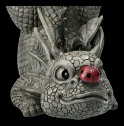 Gartenfigur - Drache Mit Marienkäfer Auf Der Nase 16 Gartenfigur - Drache Mit Marienkäfer Auf Der Nase -Statuen Modell Verkauf 2D FS22608 Gartenfigur Drache mit Marienkaefer auf der Nase 5 1280x1280