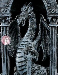 Drachen Figur - Drache Mit Schwert Und Kristall -Statuen Modell Verkauf 8751 4 dragon figurine 4 1280x1280