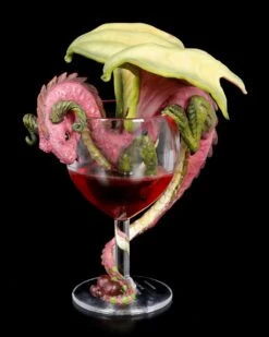 Drachen Figur Im Rotwein Glas - Red Wine